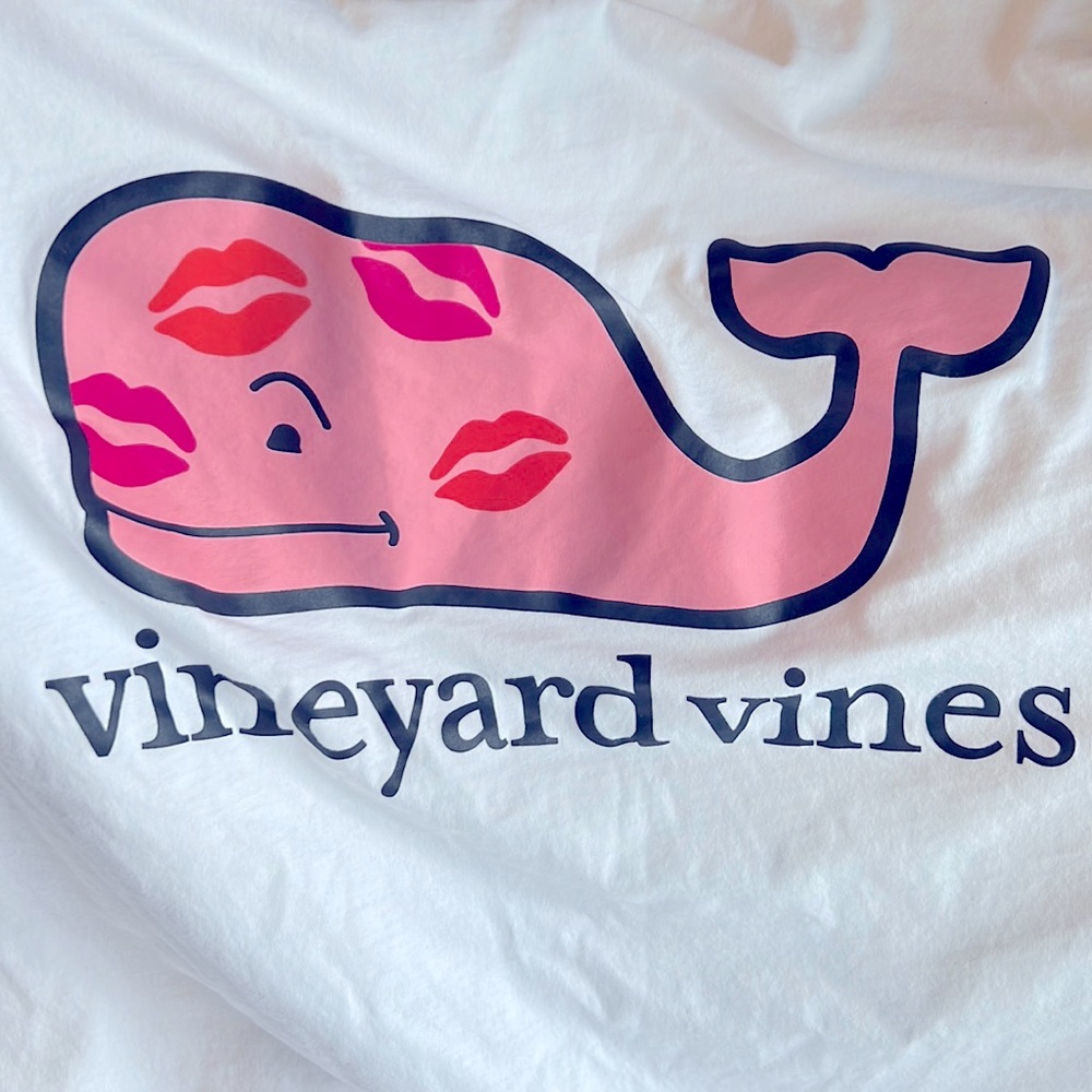Vineyard Vines Valentine’s Day Lipstick Whale Long Sleeve Hooded Tee Shirt NWOT